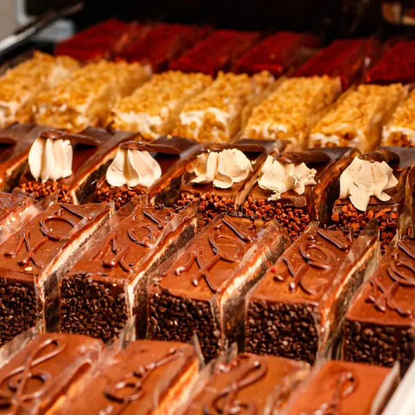 Vitrine com doces finos e tortinhas de chocolate
